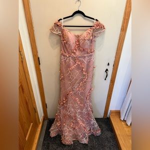 Worn once, brand is JADORE Australian size 14 original price $650